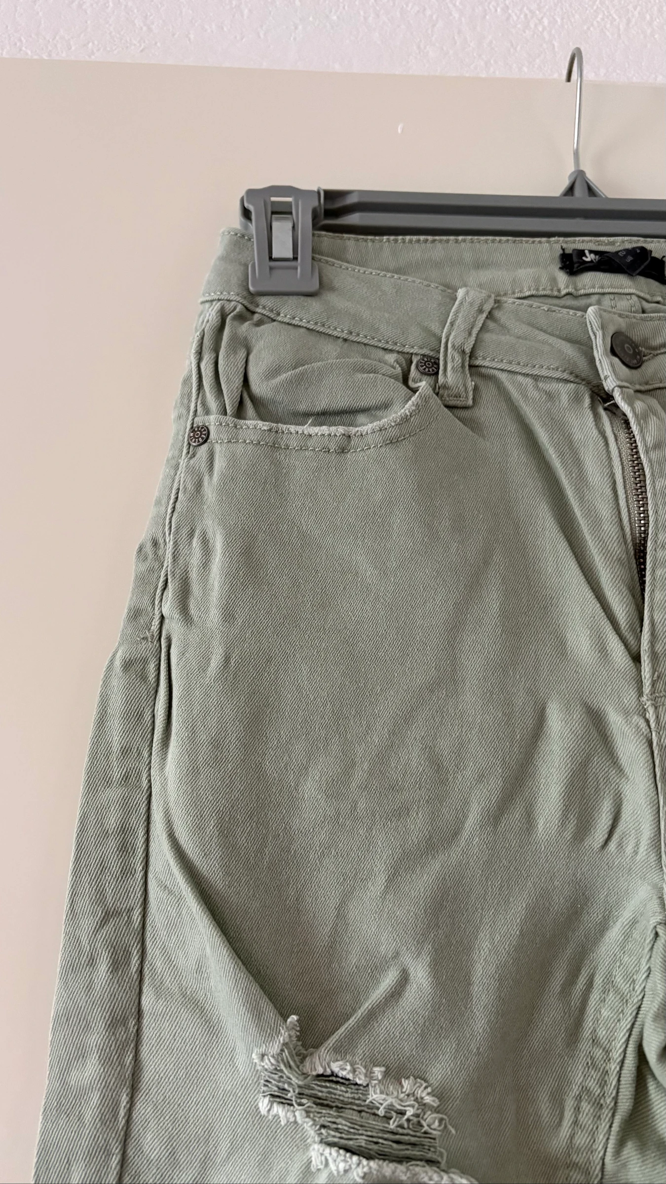 Calça jeans rasgada tamanho P feminino – photo 4